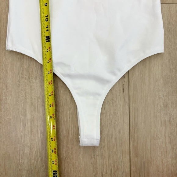 Superdown Aaliyah Deep V Bodysuit in White Size M - Picture 7 of 7